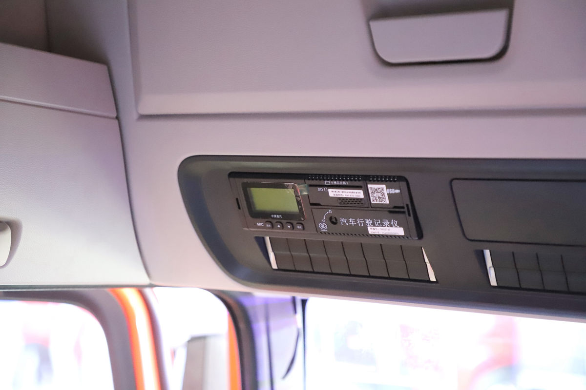 �й����� HOWO TX7 290���� 4X2 9.52��LNG��ʽ�ػ���(����8��)��ʻ��                                               