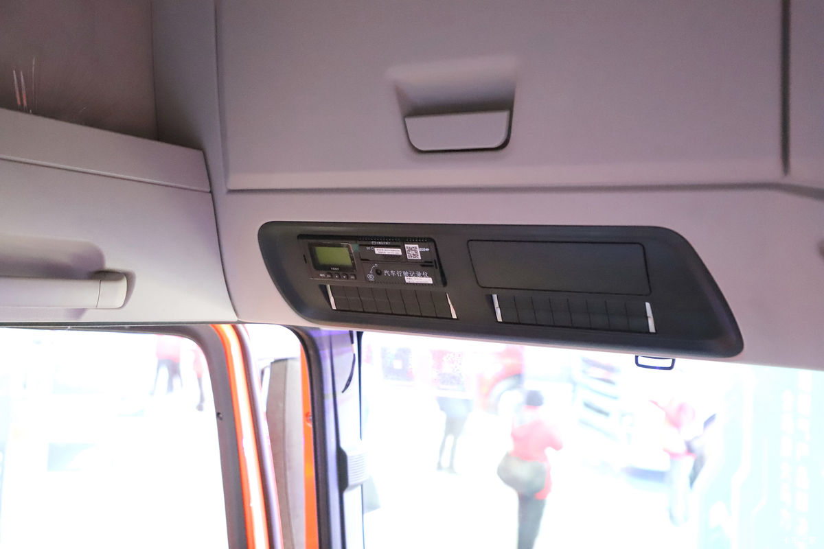 �й����� HOWO TX7 290���� 4X2 9.52��LNG��ʽ�ػ���(����8��)��ʻ��                                               
