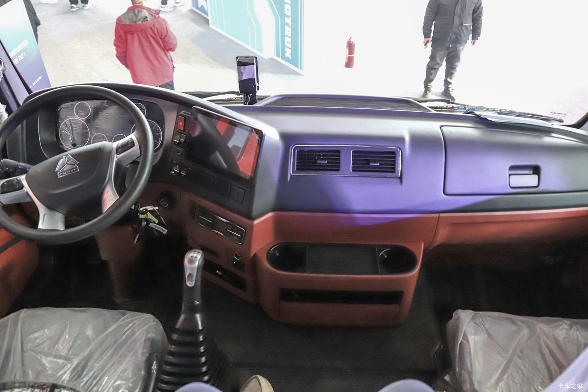 �й����� HOWO TX7 290���� 4X2 9.52��LNG��ʽ�ػ���(����8��)��ʻ��                                               