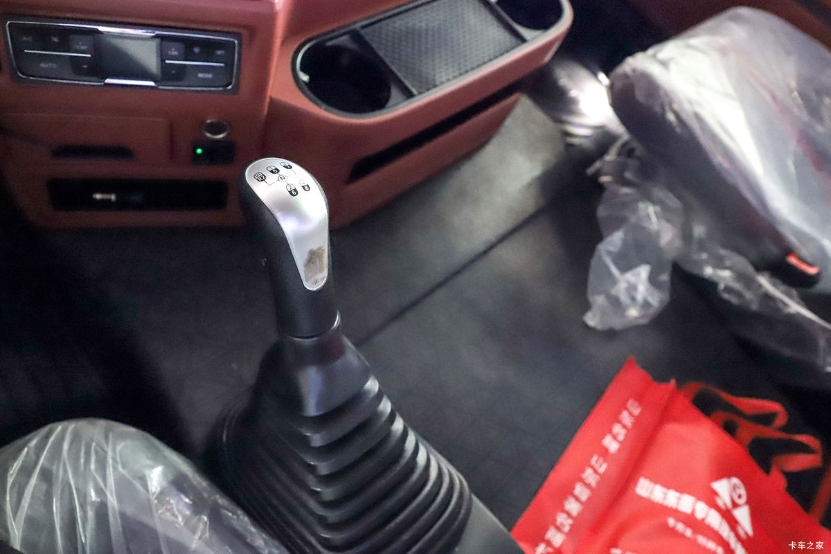 �й����� HOWO TX7 290���� 4X2 9.52��LNG��ʽ�ػ���(����8��)��ʻ��                                               