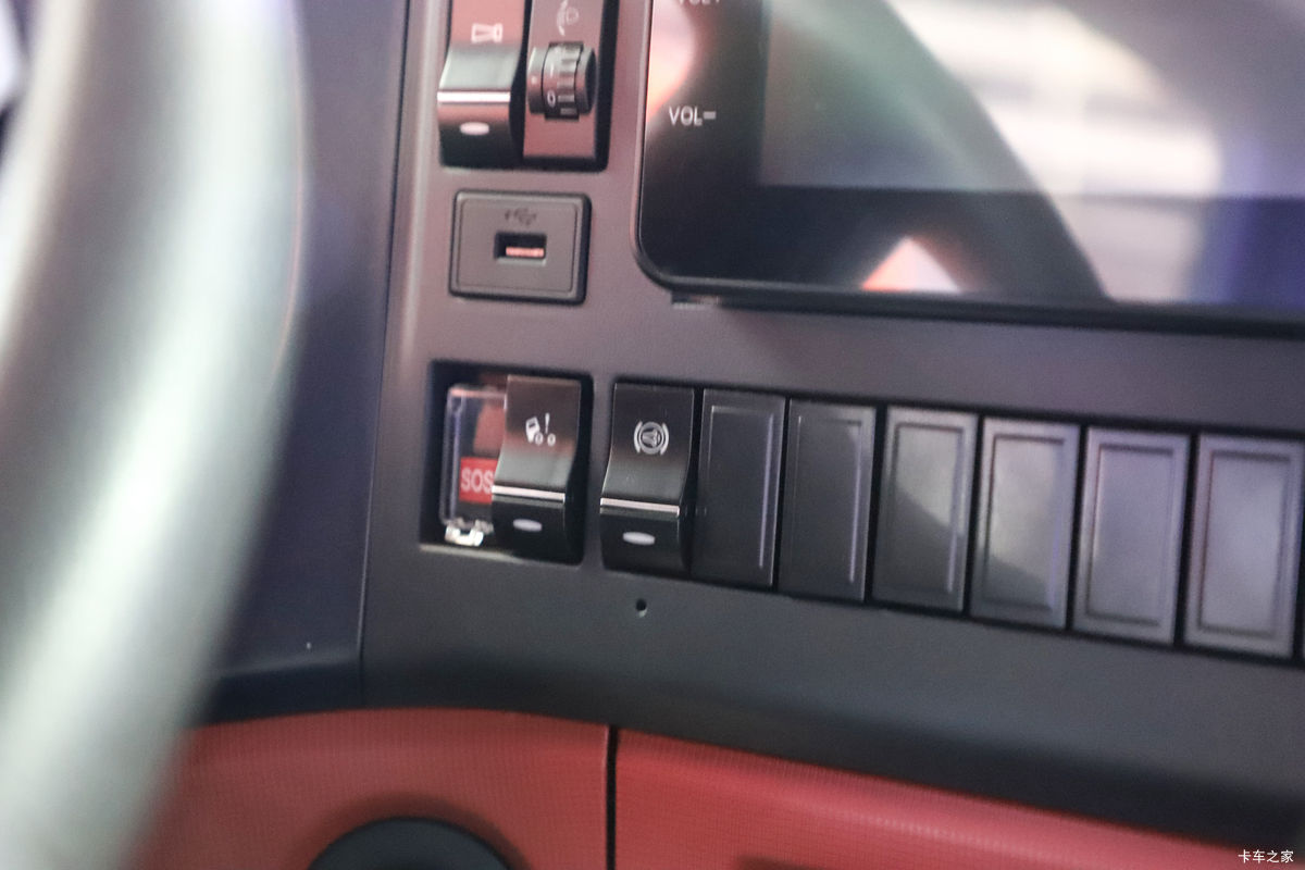 �й����� HOWO TX7 290���� 4X2 9.52��LNG��ʽ�ػ���(����8��)��ʻ��                                               