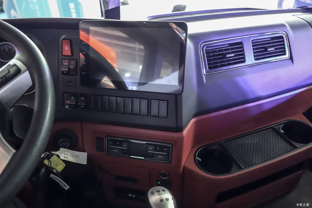 �й����� HOWO TX7 290���� 4X2 9.52��LNG��ʽ�ػ���(����8��)��ʻ��                                               