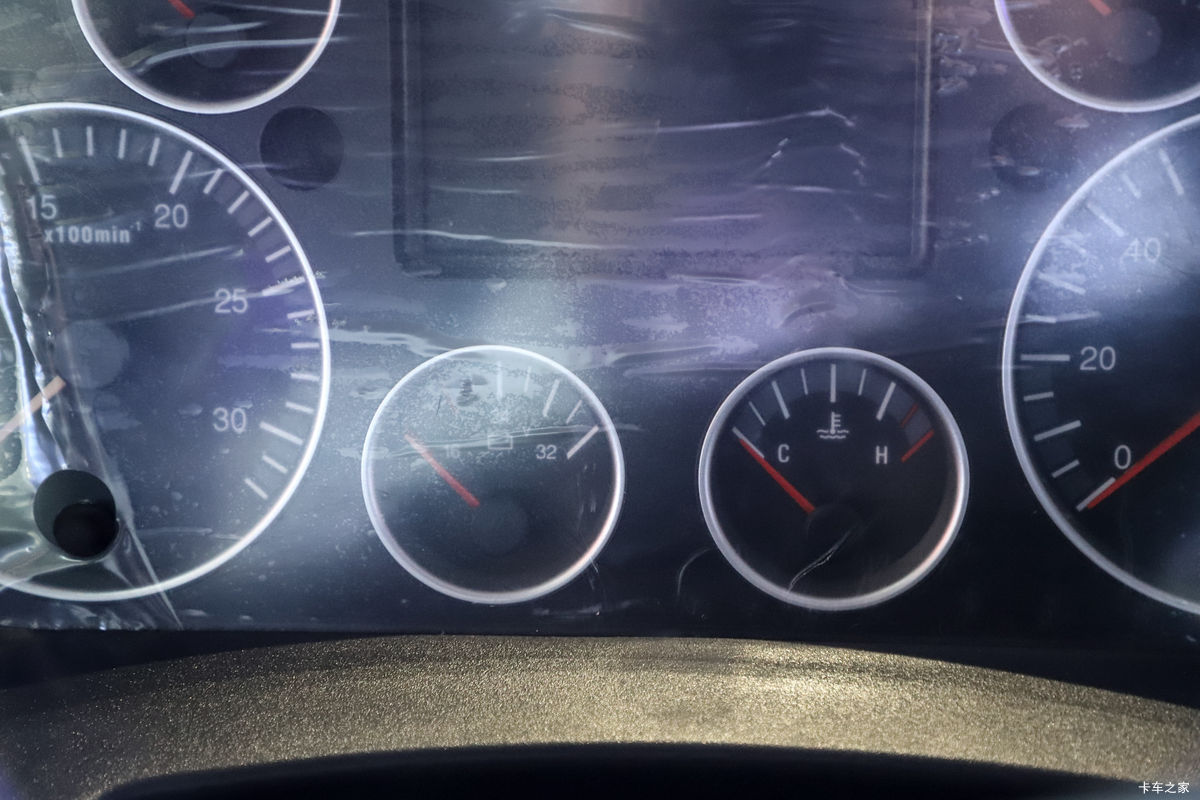 �й����� HOWO TX7 290���� 4X2 9.52��LNG��ʽ�ػ���(����8��)��ʻ��                                               