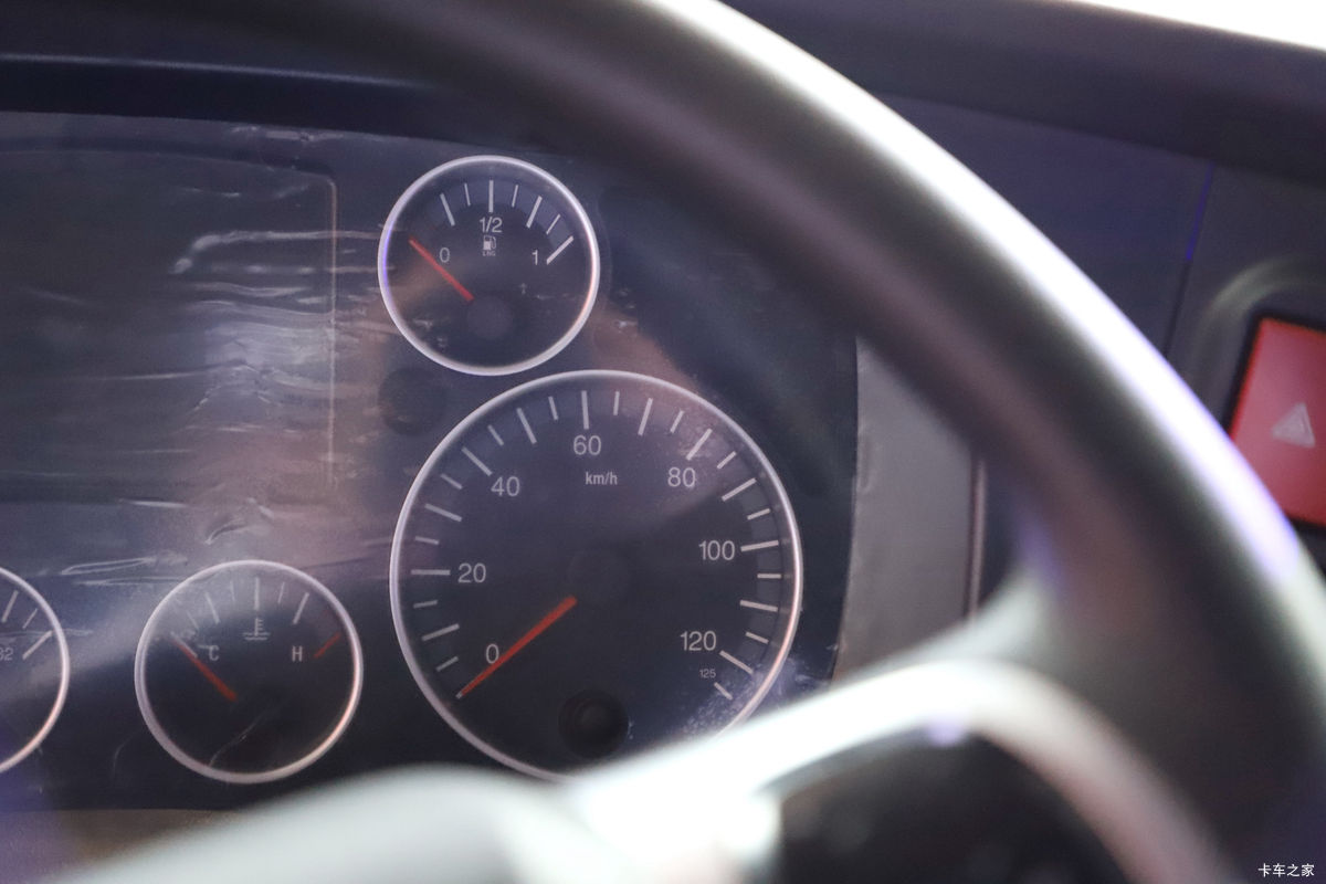 �й����� HOWO TX7 290���� 4X2 9.52��LNG��ʽ�ػ���(����8��)��ʻ��                                               