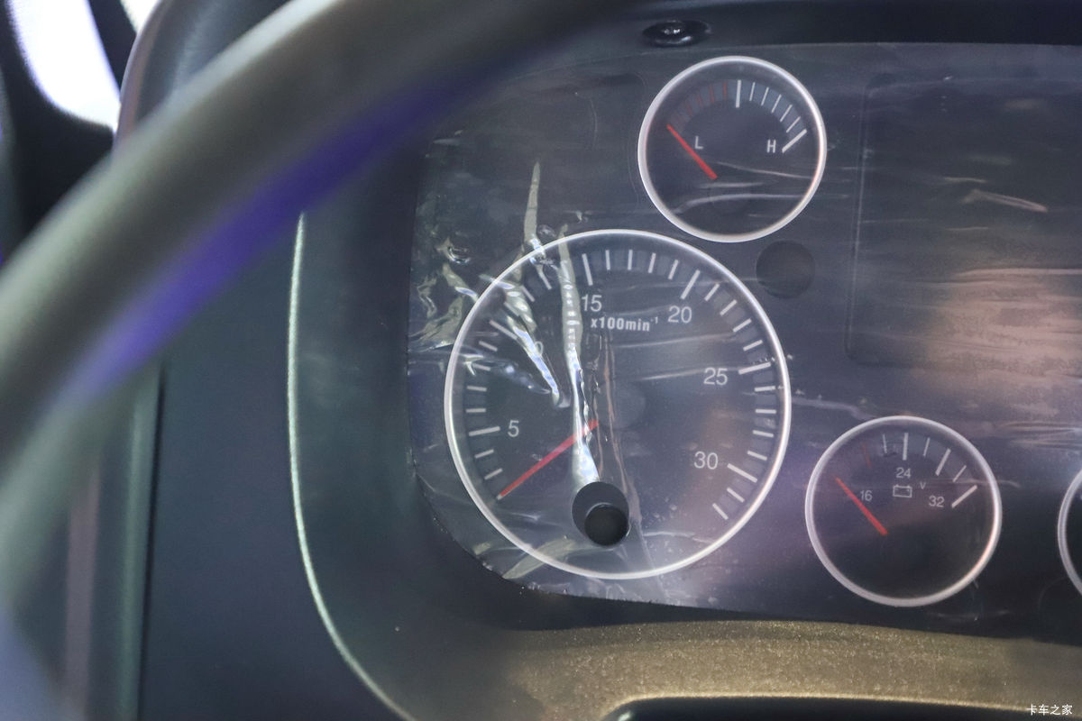 �й����� HOWO TX7 290���� 4X2 9.52��LNG��ʽ�ػ���(����8��)��ʻ��                                               