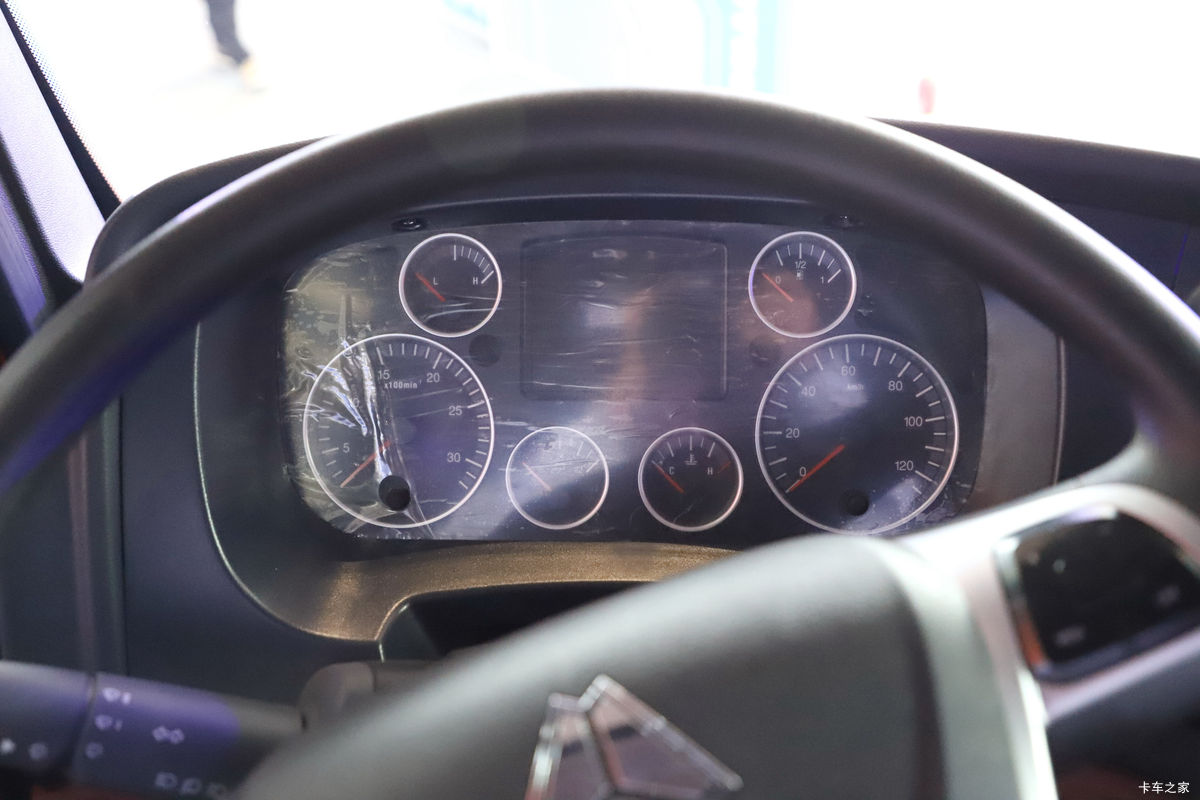 �й����� HOWO TX7 290���� 4X2 9.52��LNG��ʽ�ػ���(����8��)��ʻ��                                               