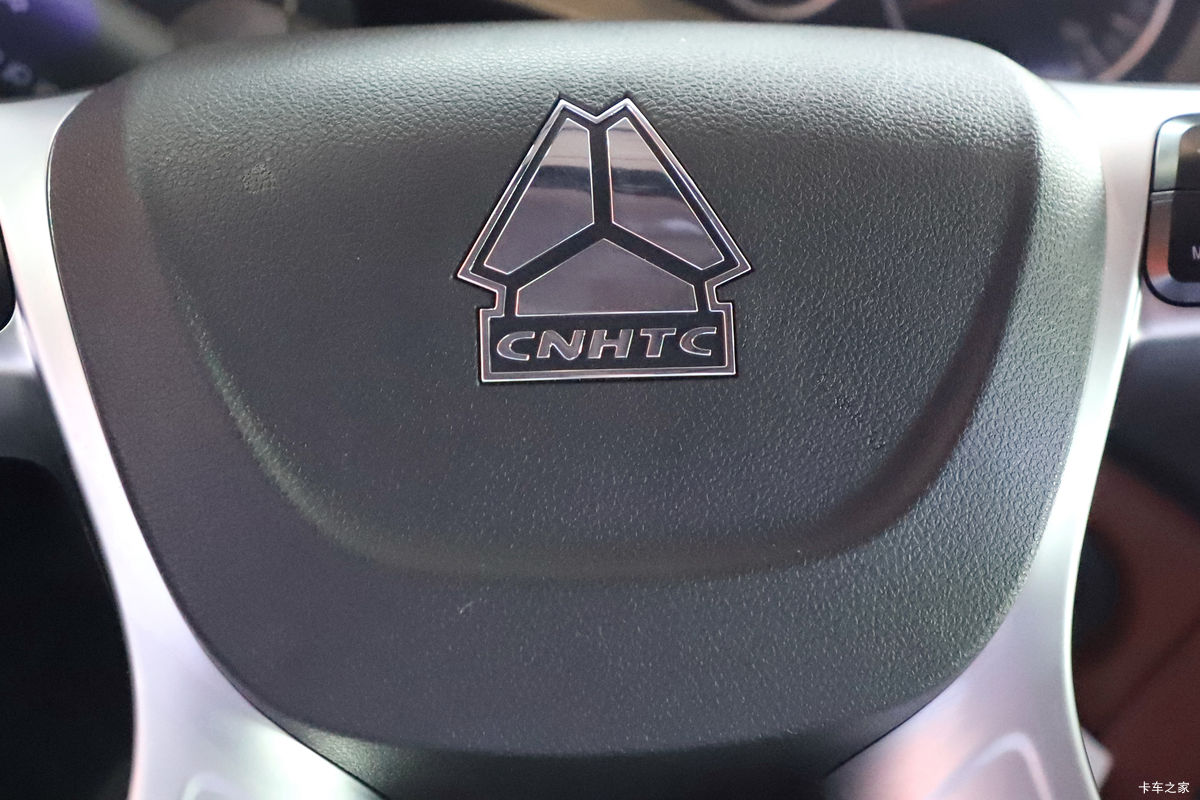 �й����� HOWO TX7 290���� 4X2 9.52��LNG��ʽ�ػ���(����8��)��ʻ��                                               