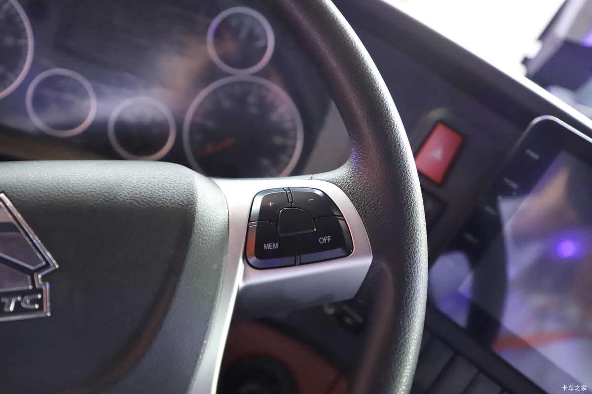 �й����� HOWO TX7 290���� 4X2 9.52��LNG��ʽ�ػ���(����8��)��ʻ��                                               