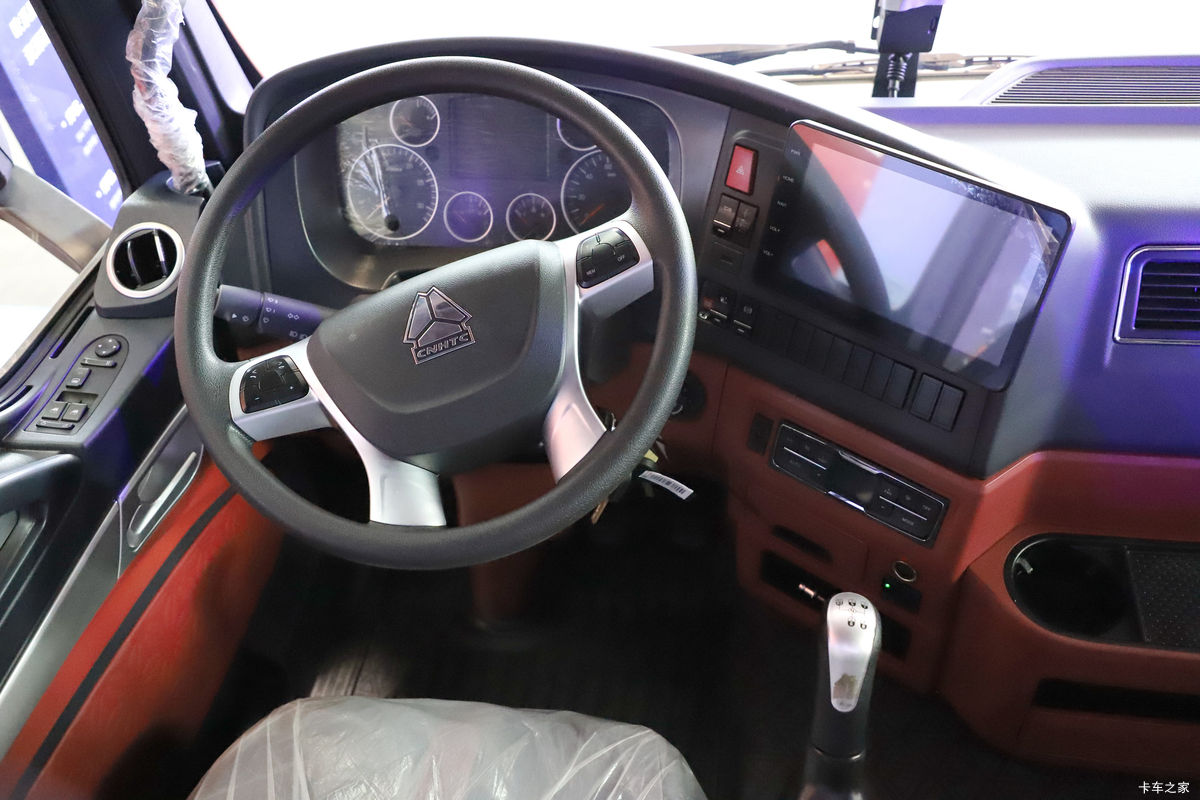 �й����� HOWO TX7 290���� 4X2 9.52��LNG��ʽ�ػ���(����8��)��ʻ��                                               