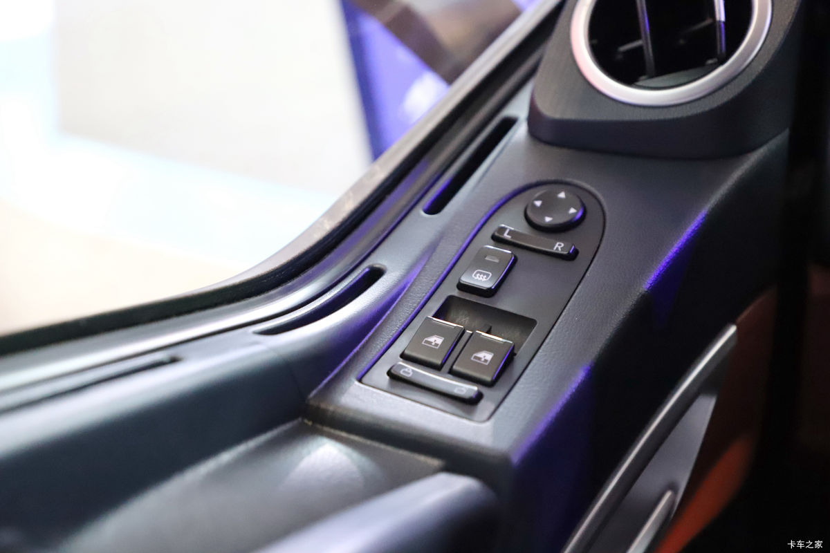 �й����� HOWO TX7 290���� 4X2 9.52��LNG��ʽ�ػ���(����8��)��ʻ��                                               