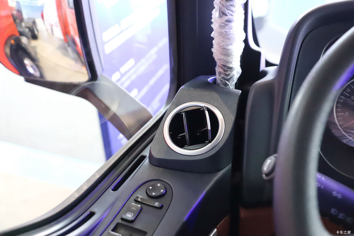 �й����� HOWO TX7 290���� 4X2 9.52��LNG��ʽ�ػ���(����8��)��ʻ��                                               