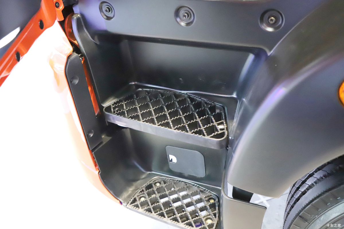 �й����� HOWO TX7 290���� 4X2 9.52��LNG��ʽ�ػ���(����8��)��ʻ��                                               