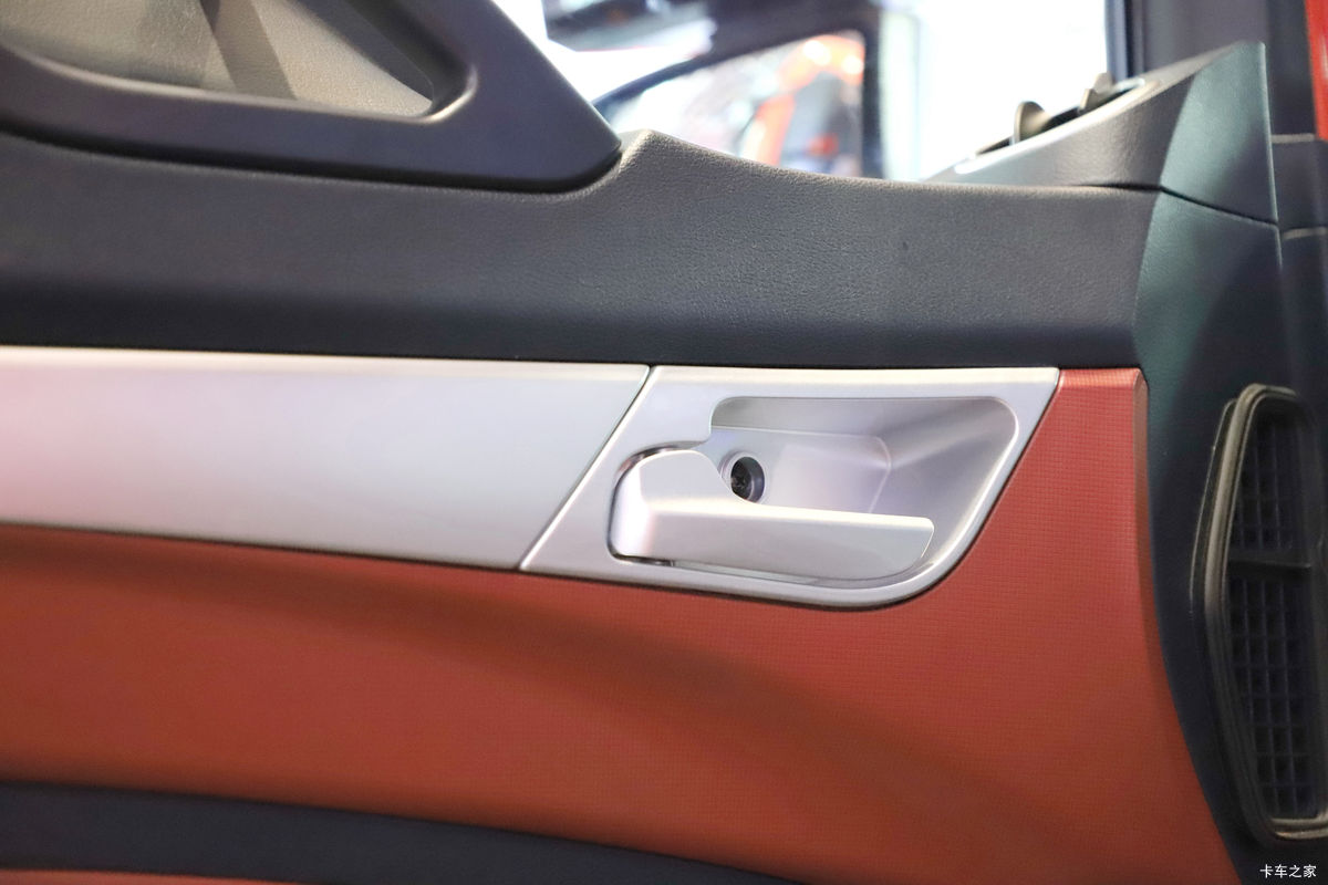 �й����� HOWO TX7 290���� 4X2 9.52��LNG��ʽ�ػ���(����8��)��ʻ��                                               