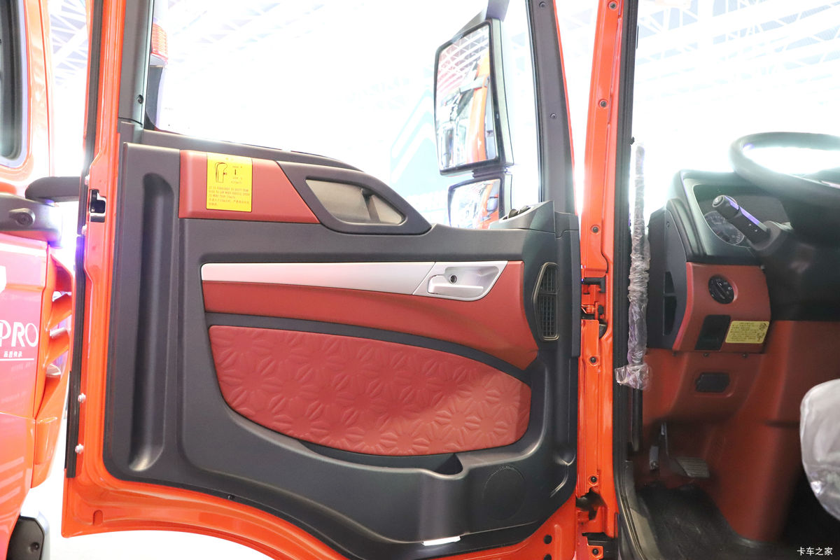 �й����� HOWO TX7 290���� 4X2 9.52��LNG��ʽ�ػ���(����8��)��ʻ��                                               
