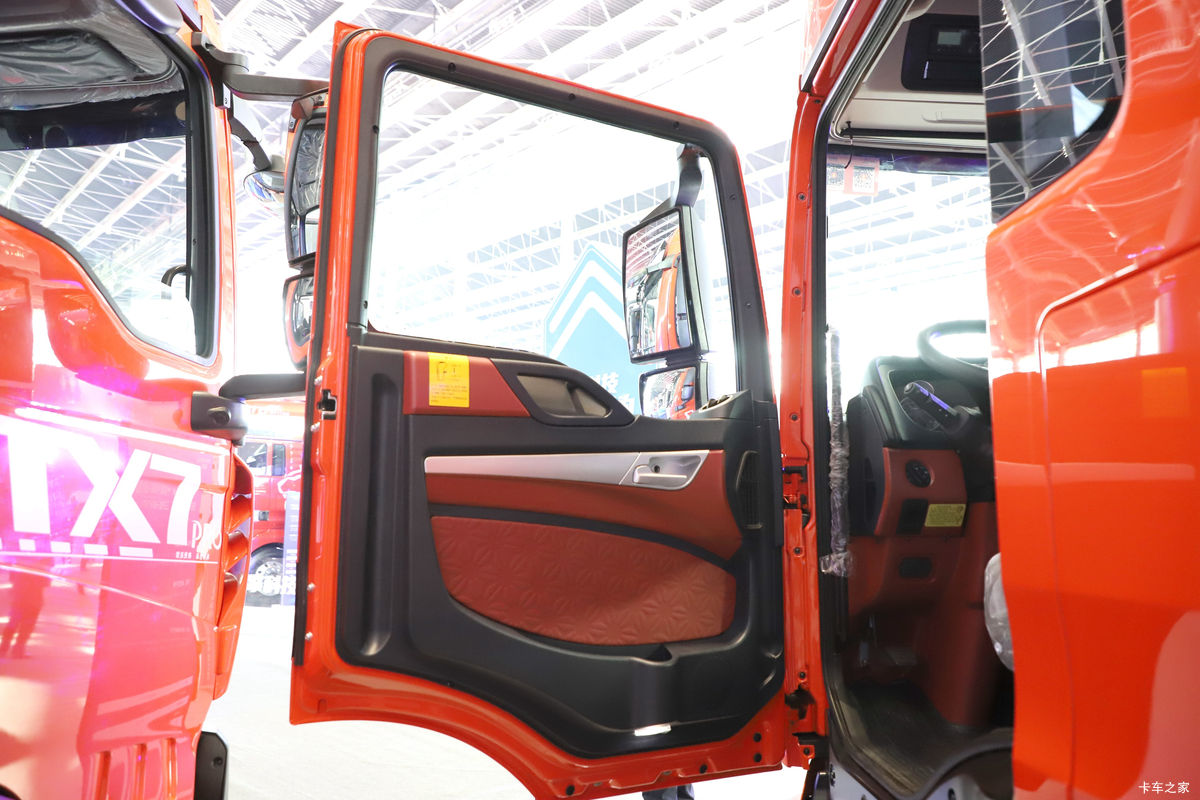 �й����� HOWO TX7 290���� 4X2 9.52��LNG��ʽ�ػ���(����8��)��ʻ��                                               