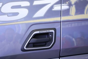 �й����� HOWO TS7�ؿ� 700���� 6X4 LNG�Զ���ǣ����(Һ��)ͼƬ