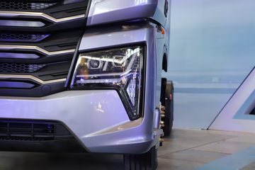 �й����� HOWO TS7�ؿ� 700���� 6X4 LNG�Զ���ǣ����(Һ��)ͼƬ