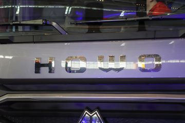 �й����� HOWO TS7�ؿ� 700���� 6X4 LNG�Զ���ǣ����(Һ��)ͼƬ