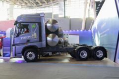 中国重汽 HOWO TS7重卡 700马力 6X4 LNG自动档牵引车(液缓)