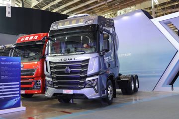 中国重汽 HOWO TS7重卡 700马力 6X4 LNG自动档牵引车(液缓)