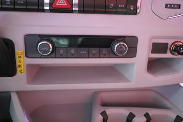 �й����� HOWO TS7�ؿ� 700���� 6X4 LNG�Զ���ǣ����(Һ��)ͼƬ