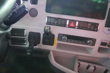 �й����� HOWO TS7�ؿ� 700���� 6X4 LNG�Զ���ǣ����(Һ��)ͼƬ