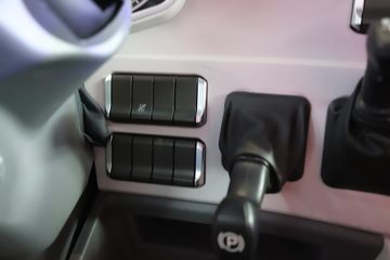 �й����� HOWO TS7�ؿ� 700���� 6X4 LNG�Զ���ǣ����(Һ��)ͼƬ