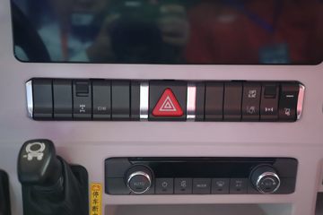 �й����� HOWO TS7�ؿ� 700���� 6X4 LNG�Զ���ǣ����(Һ��)ͼƬ