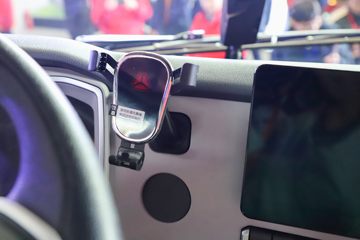 �й����� HOWO TS7�ؿ� 700���� 6X4 LNG�Զ���ǣ����(Һ��)ͼƬ