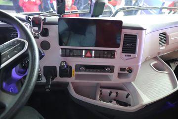 �й����� HOWO TS7�ؿ� 700���� 6X4 LNG�Զ���ǣ����(Һ��)ͼƬ