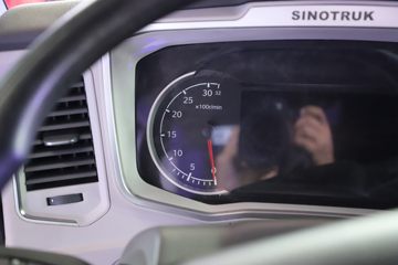 �й����� HOWO TS7�ؿ� 700���� 6X4 LNG�Զ���ǣ����(Һ��)ͼƬ