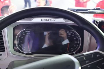 �й����� HOWO TS7�ؿ� 700���� 6X4 LNG�Զ���ǣ����(Һ��)ͼƬ