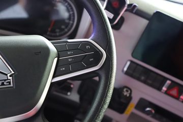 �й����� HOWO TS7�ؿ� 700���� 6X4 LNG�Զ���ǣ����(Һ��)ͼƬ