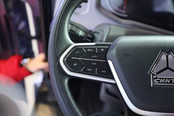 �й����� HOWO TS7�ؿ� 700���� 6X4 LNG�Զ���ǣ����(Һ��)ͼƬ