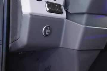 �й����� HOWO TS7�ؿ� 700���� 6X4 LNG�Զ���ǣ����(Һ��)ͼƬ