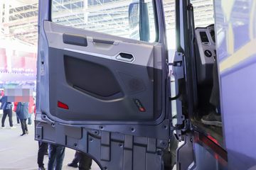 �й����� HOWO TS7�ؿ� 700���� 6X4 LNG�Զ���ǣ����(Һ��)ͼƬ