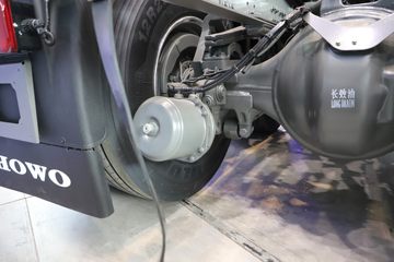 �й����� HOWO TS7�ؿ� 700���� 6X4 LNG�Զ���ǣ����(Һ��)ͼƬ