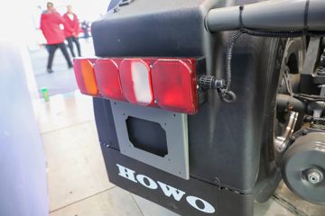 �й����� HOWO TS7�ؿ� 700���� 6X4 LNG�Զ���ǣ����(Һ��)ͼƬ