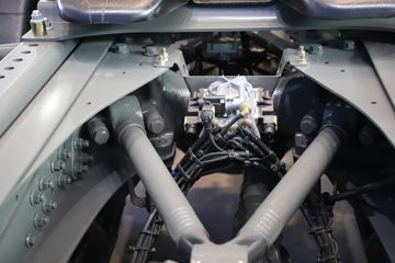 �й����� HOWO TS7�ؿ� 700���� 6X4 LNG�Զ���ǣ����(Һ��)ͼƬ