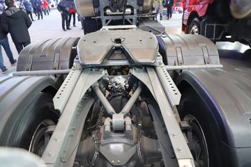 �й����� HOWO TS7�ؿ� 700���� 6X4 LNG�Զ���ǣ����(Һ��)ͼƬ