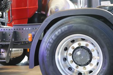 �й����� HOWO TS7�ؿ� 700���� 6X4 LNG�Զ���ǣ����(Һ��)ͼƬ