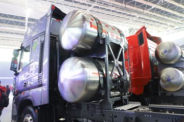 �й����� HOWO TS7�ؿ� 700���� 6X4 LNG�Զ���ǣ����(Һ��)ͼƬ