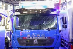 中国重汽 HOWO TX7 的卢版 280马力 4X2 9.8米厢式载货车