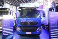 中国重汽 HOWO TX7 的卢版 280马力 4X2 9.8米厢式载货车