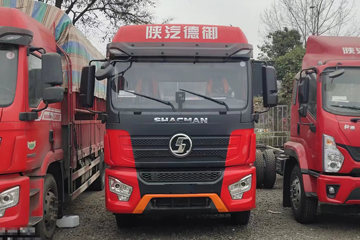 陕汽商用车 德御Q300 轻量化版 300马力 4X2 6.8米AMT自动档栏板载货车(SX1186MP6501)