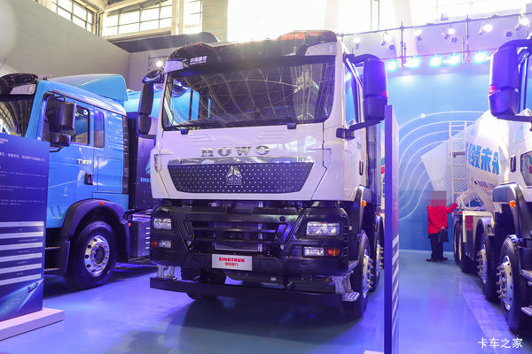 中国重汽 HOWO TX 31T 8X4 换电式纯电动混凝土搅拌车(ZZ1317V346GZ1SEV)282kWh