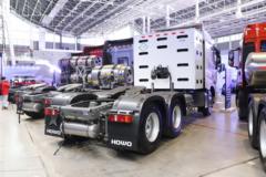 中国重汽HOWO Max重卡 480马力 6X4 双燃料危险品牵引车(液缓)(ZZ4257V424KF1CLW)