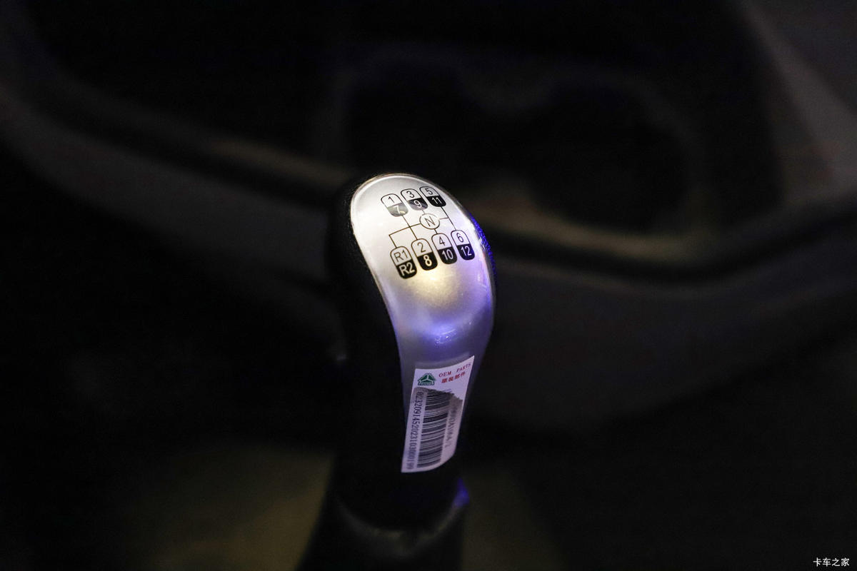 �й�����HOWO Max�ؿ� 480���� 6X4 ˫ȼ��Σ��Ʒǣ����(Һ��)��ʻ��                                               