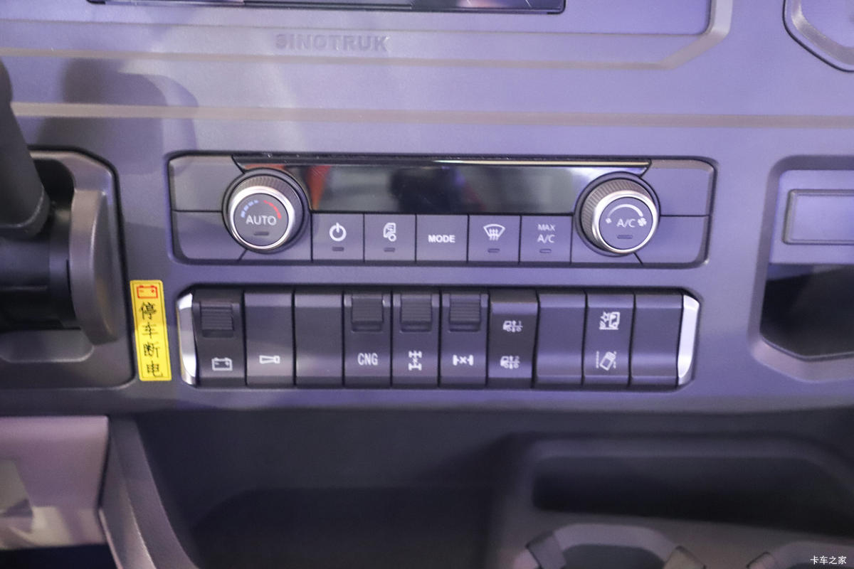 �й�����HOWO Max�ؿ� 480���� 6X4 ˫ȼ��Σ��Ʒǣ����(Һ��)��ʻ��                                               