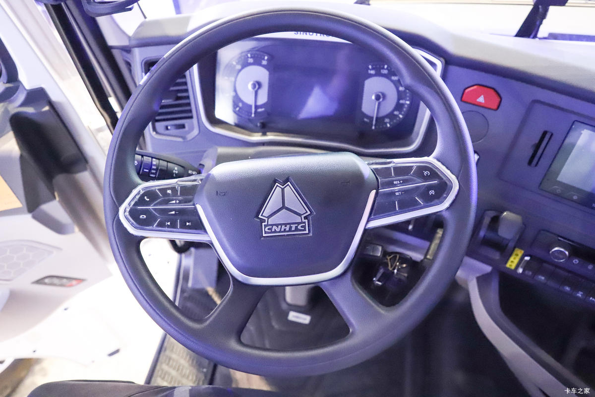 �й�����HOWO Max�ؿ� 480���� 6X4 ˫ȼ��Σ��Ʒǣ����(Һ��)��ʻ��                                               